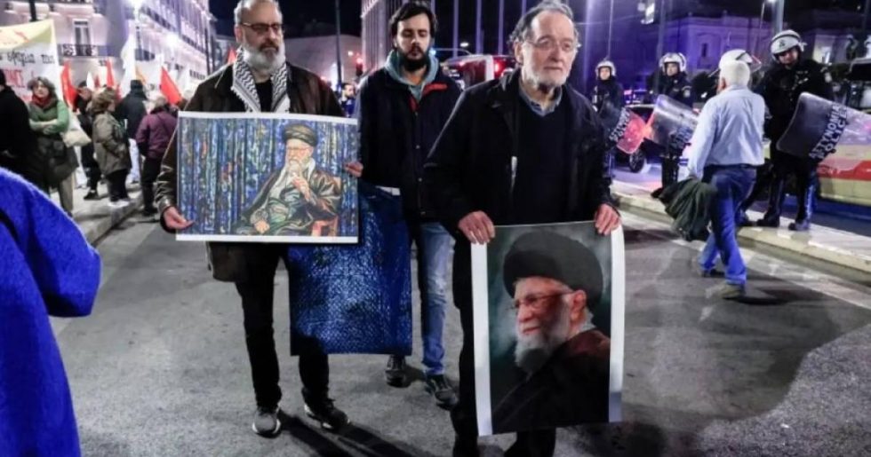 Δεν είναι AI: Ο Λαφαζάνης διαδήλωσε με εικόνα του... Αλί Χαμενεΐ - Το σχόλιο της Ακρίτα και του φωτορεπόρτερ